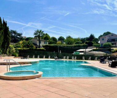 Piscine extérieure et spa au cottage Eden Cottages