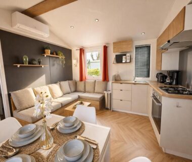 Séjour lumineux avec canapé et cuisine ouverte dans le Premium Cottage Eden Cottages