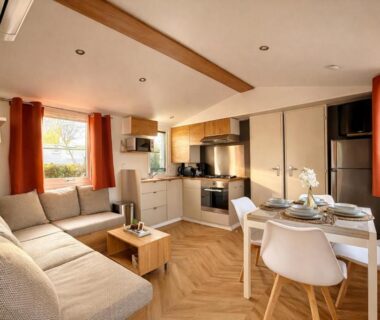 Terrasse avec piscine et transats au cottage Eden Cottages Premium