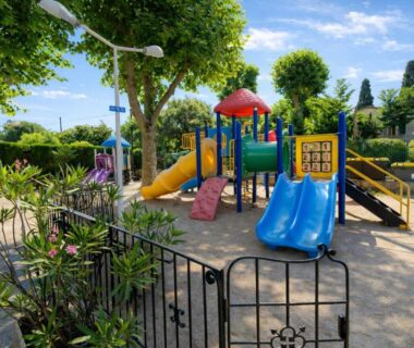 Aire de jeux pour enfants au camping Eden Cottages Premium Cottage avec Piscine