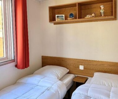 Chambre avec deux lits simples dans le cottage Eden Cottages Premium Cottage avec Piscine