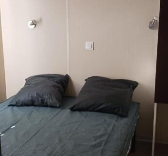 Chambre avec lit double et rangements dans le mobil home El sol