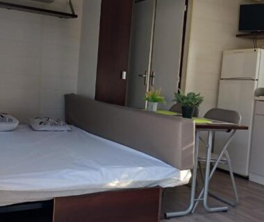 Intérieur du mobil-home avec lit et kitchenette au camping El sol