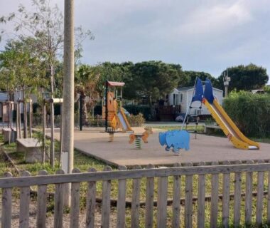 Aire de jeux avec toboggans dans le camping El sol