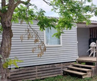 Mobil-home avec terrasse en bois au camping El sol