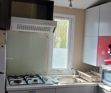 Cuisine équipée avec réfrigérateur cuisinière évier et machine à café au camping El sol