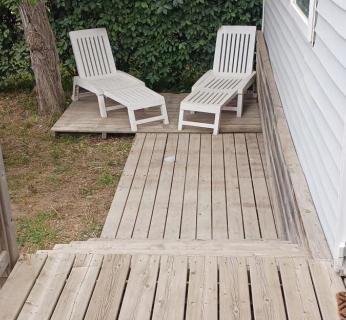 Terrasse en bois avec deux chaises longues au mobil-home El sol