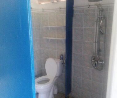 Sanitaire avec douche et WC dans l'emplacement tente camping car