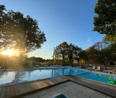 Piscine extérieure et chaises longues au Emplacement tente camping car