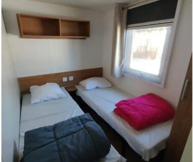 Chambre avec deux lits simples et fenêtre au camping Entre mer et montagne