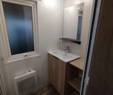 Salle d'eau avec lavabo et toilettes au camping Entre mer et montagne
