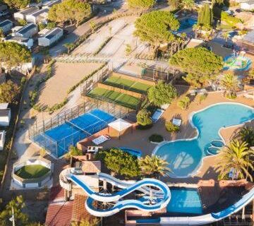 Aire aquatique avec toboggan et bassins au camping Entre mer et montagne