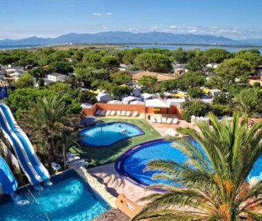 Complexe aquatique avec toboggans et bassins au camping Entre mer et montagne