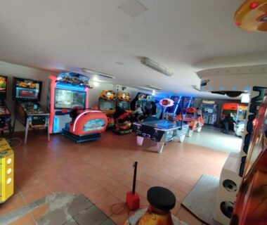 Salle de jeux avec bornes d'arcade et billard au camping Entre mer et montagne