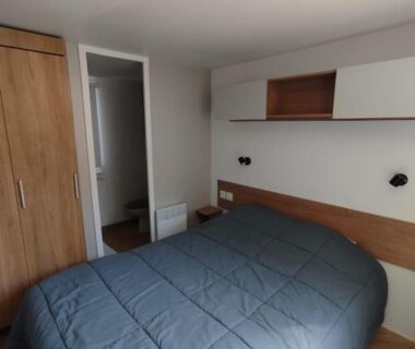 Chambre avec lit double et placard dans le camping Entre mer et montagne