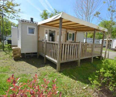 Terrasse couverte et jardin du mobil home Entre plage et Landes à Capbreton