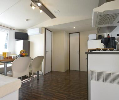 Intérieur avec coin repas et kitchenette dans le mobil home Entre plage et Landes Mobil home à Capbreton