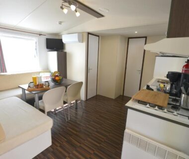 Intérieur avec kitchenette et coin repas du Mobil home Entre plage et Landes à Capbreton C'LA VIEconciergerie