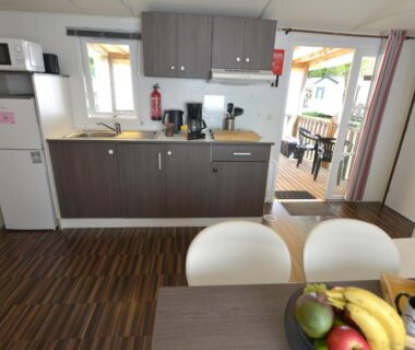 Intérieur kitchenette et coin repas dans le mobil home Entre plage et Landes à Capbreton C'LA VIEconciergerie