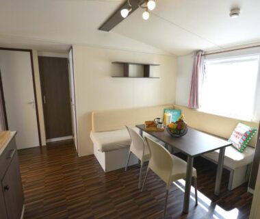 Séjour avec coin repas et kitchenette du mobil home Entre plage et Landes à Capbreton