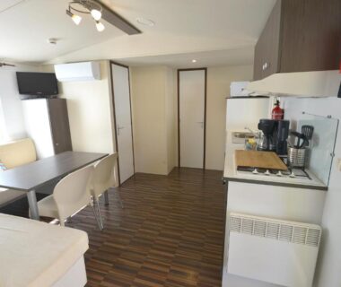 Salon et kitchenette dans le mobil home Entre plage et Landes à Capbreton C’LA VIEconciergerie
