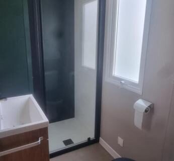 Salle d'eau avec douche vitrée lavabo et WC dans l'hébergement Envie d'évasion