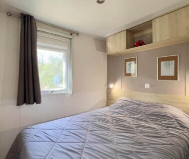 Chambre avec lit double au camping Erbarie43