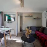 Intérieur salon avec canapé et table à manger dans l'hébergement Erbarie43