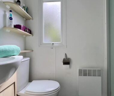 Salle de bain compacte avec lavabo WC et douche dans l'hébergement Erbarie43