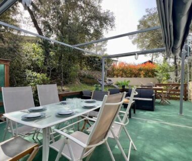 Terrasse couverte avec table et chaises du camping Erbarie43