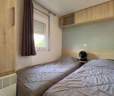 Chambre intérieure avec deux lits simples dans l'hébergement Erbarie43