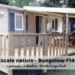 Terrasse en bois avec chaises et rambarde au bungalow Escale Nature Bungalow F14