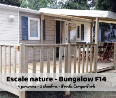 Terrasse en bois avec chaises et rambarde au bungalow Escale Nature Bungalow F14