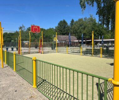 Terrain multisports clos avec panier de basket au bungalow Escale Nature Bungalow F14 pour 4