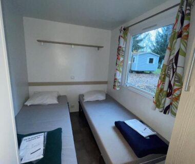Chambre avec deux lits simples dans le bungalow Escale Nature Bungalow F14 au camping Le Ried