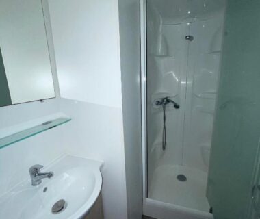 Salle de bain avec douche et lavabo dans le bungalow Escale Nature F14