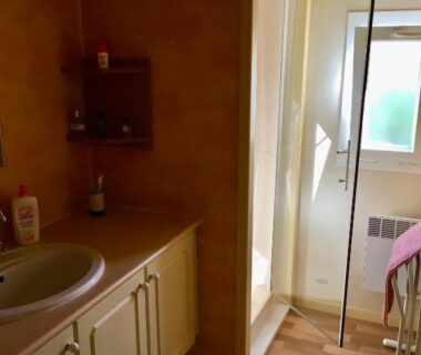 Salle de bains avec cabine de douche lavabo et fenêtre dans l'Escale vendéenne