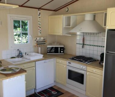 Cuisine équipée dans le mobil-home du camping Escale vendéenne