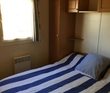 Chambre avec lit double dans le mobil-home de l'Escale vendéenne