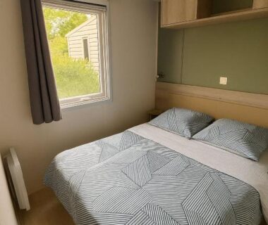 Chambre double avec fenêtre sur le camping dans le mobil home Escapade Catalane B11 Mar Estang