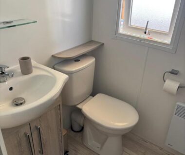 Salle de bains avec toilettes et lavabo dans l'hébergement Escapade Catalane B11 Mar Estang