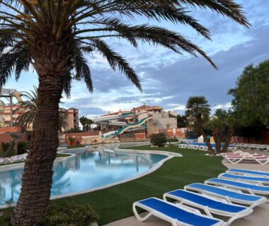 Piscine avec toboggan et transats au camping Escapade Catalane B11 Mar Estang