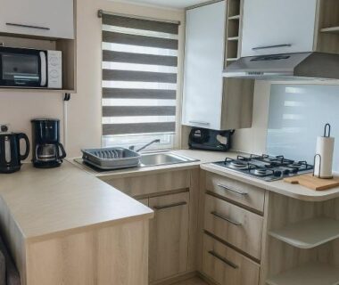 Intérieur cuisine équipée du mobil-home Escapade Catalane B11 Mar Estang