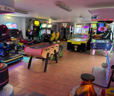 Salle de jeux avec bornes d'arcade et baby-foot au camping Escapade Catalane B11 Mar Estang