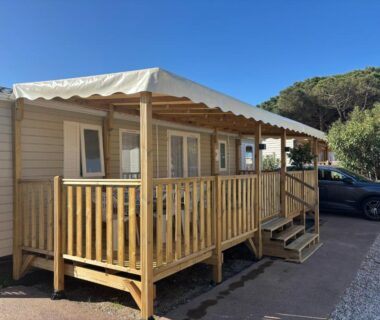 Terrasse couverte en bois devant le mobil-home Escapade Catalane B11 Mar Estang