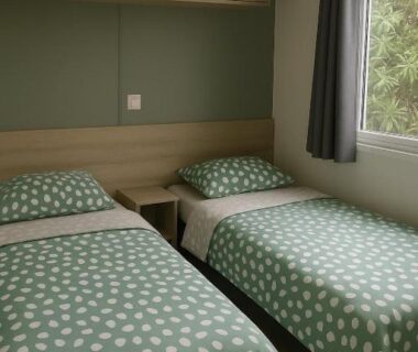 Chambre avec deux lits simples et fenêtre sur végétation dans l'hébergement Escapade Catalane B11 Mar Estang