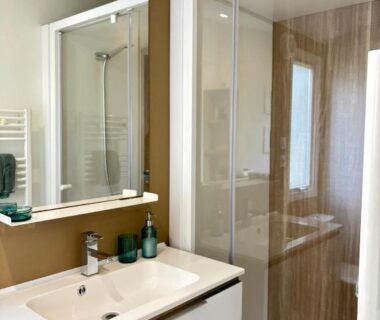 Salle de bain avec douche vitrée dans le Mobil Home Escapade au Ferret tout confort 3 Chambres