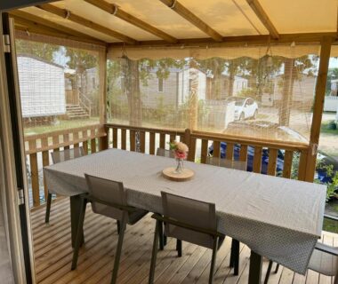 Terrasse couverte avec table et chaises du Mobil Home Escapade au Ferret - Mobil Home tout confort 3 Chambres