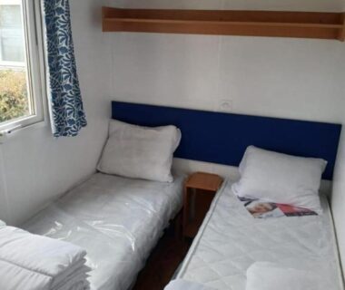 Chambre avec deux lits simples dans l'hébergement de l'Escapade aux Peupliers