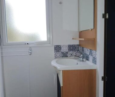 Salle de bain avec lavabo et fenêtre dans l'hébergement Escapade aux Peupliers